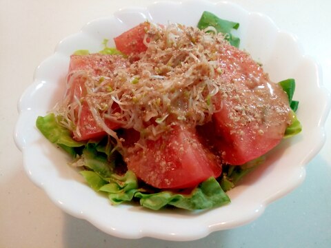 サラダ菜とトマトとアルファルファのえごま香るサラダ